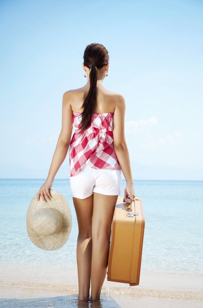手提袋背景海边度假美女图片