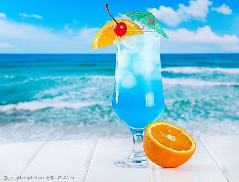 蓝色蔬菜沙滩上的蓝色饮料