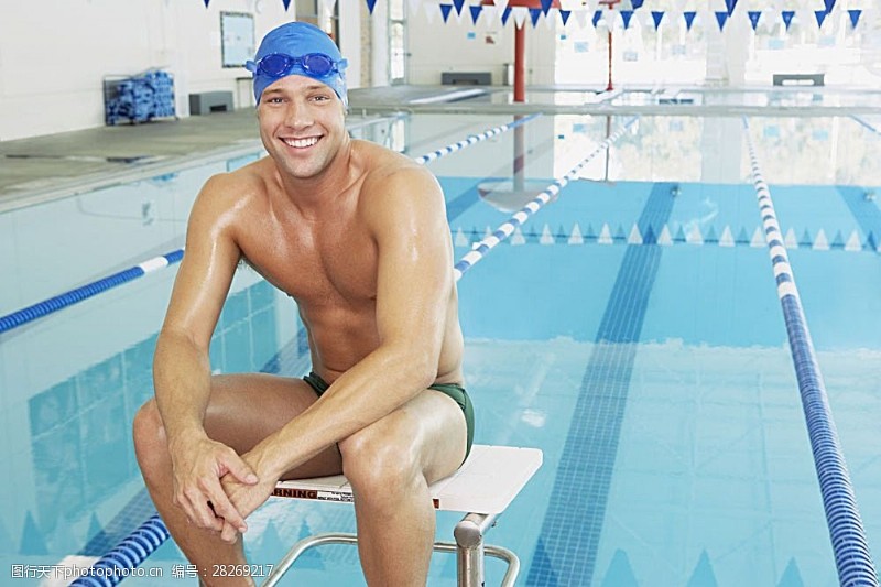 游泳比赛微笑的游泳运动员高清图片