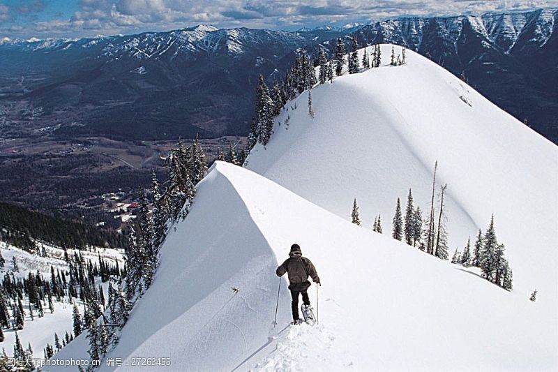 滑雪活动摄影登山蓝雪的运动员高清图片