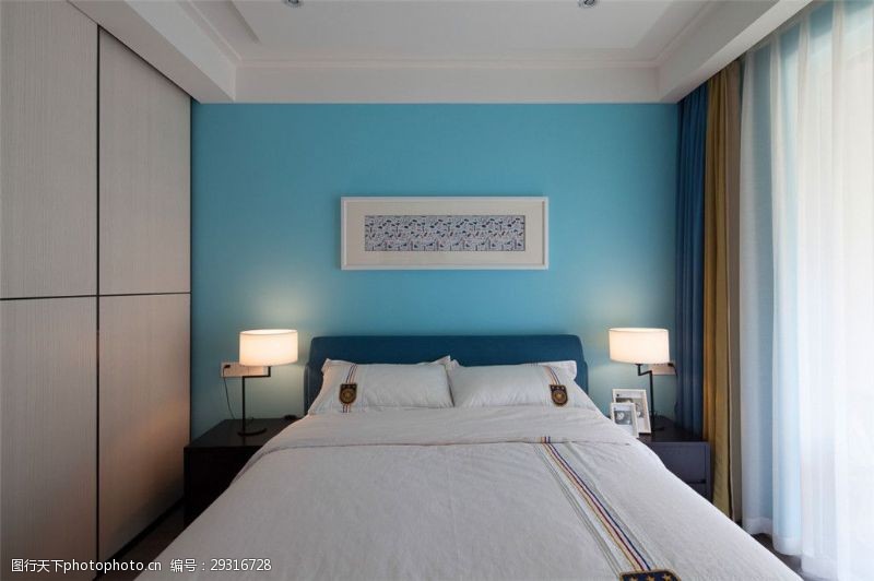 内衣现代清新卧室亮蓝色背景墙室内装修效果图