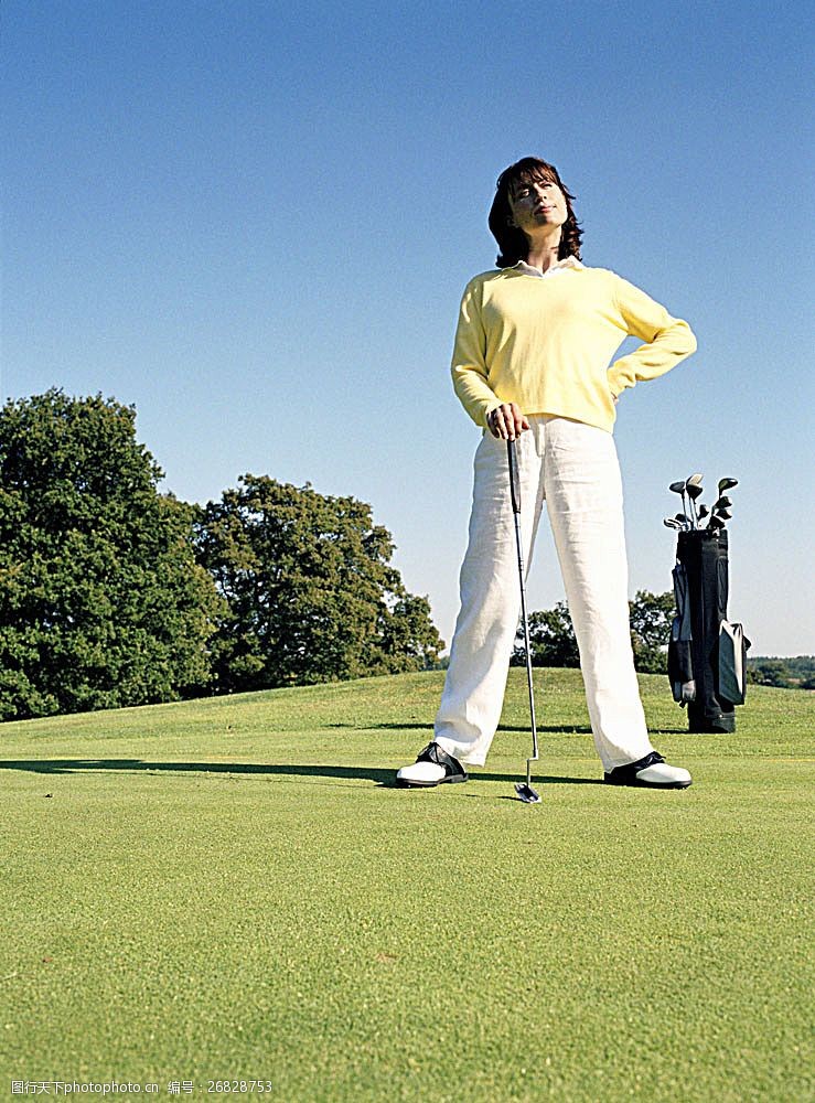 休闲高尔夫站在草地上的女人