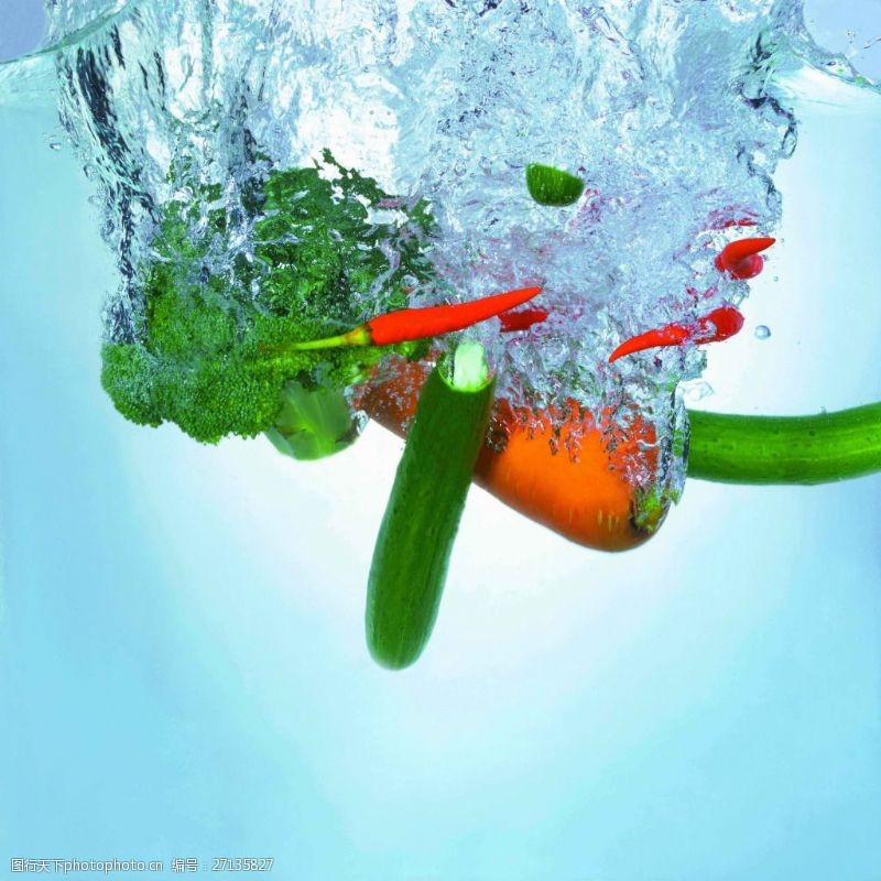 蓝色蔬菜落入水中的蔬菜图片