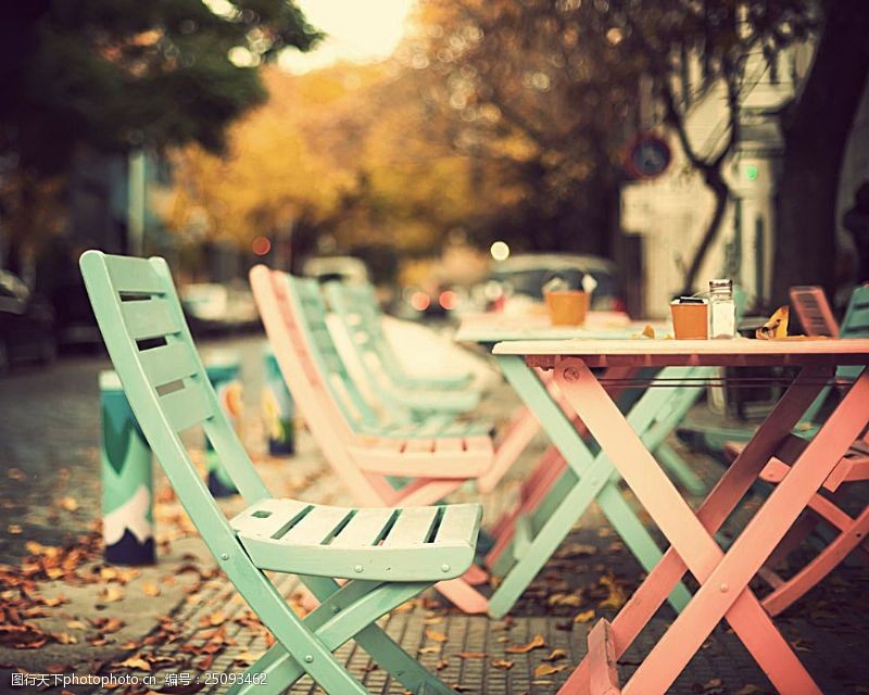 落叶背景秋季路边的座椅