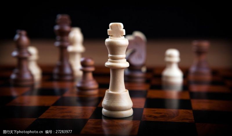 下棋人国际象棋棋盘棋子高清图片