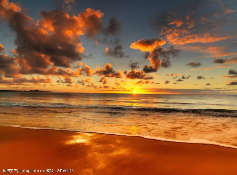 黄色波浪黄昏金色夕阳海滩