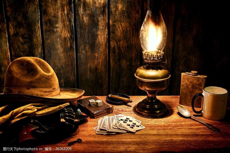 黑帽子西部牛仔用品与扑克