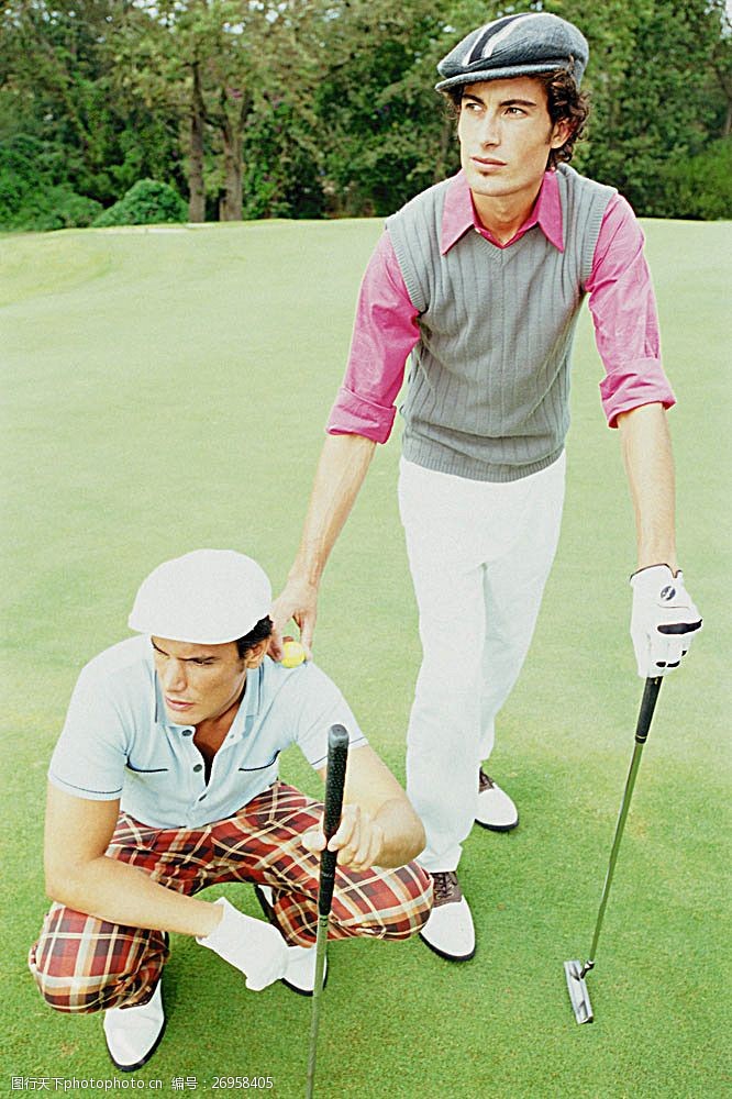贵族运动手拿高尔夫球杆的时尚男性