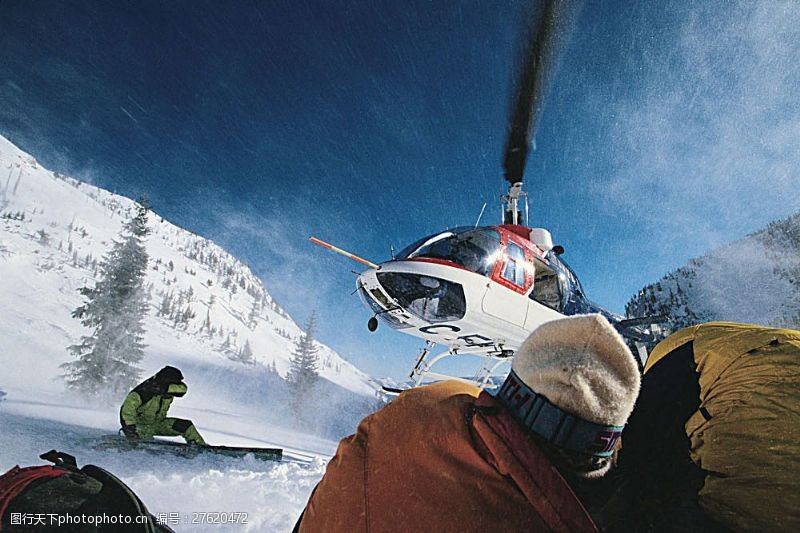 滑雪活动摄影直升飞机与滑雪运动员高清图片