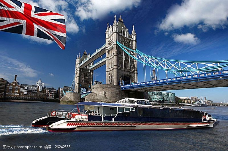 伦敦旅游景点伦敦塔桥下的游艇与国旗