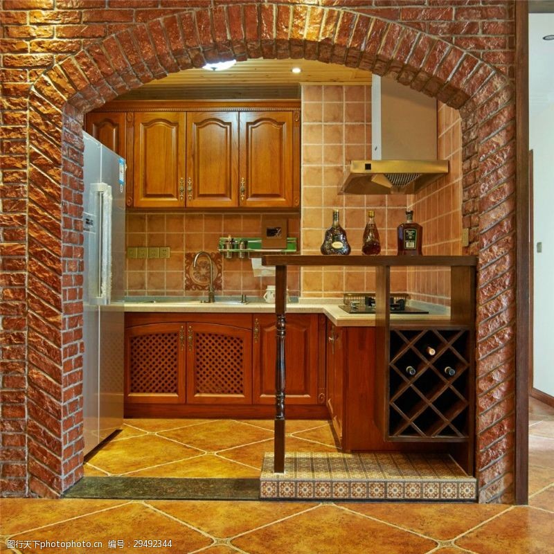 橱柜玻璃门欧式古典厨房浅黄色地板砖装修效果图