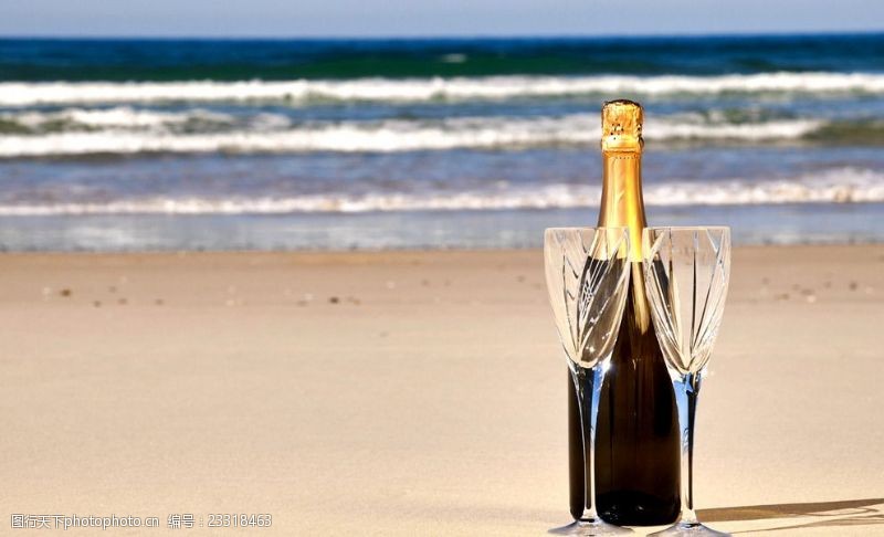 小瓶海边的香槟