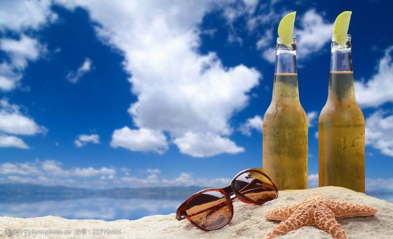 小瓶沙滩上的海星墨镜啤酒